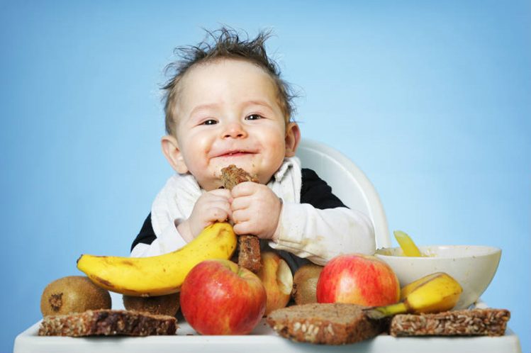 ठोस आहार शुरू करते वक्त बरतें ये सावधानियां precautions you should take while feeding baby